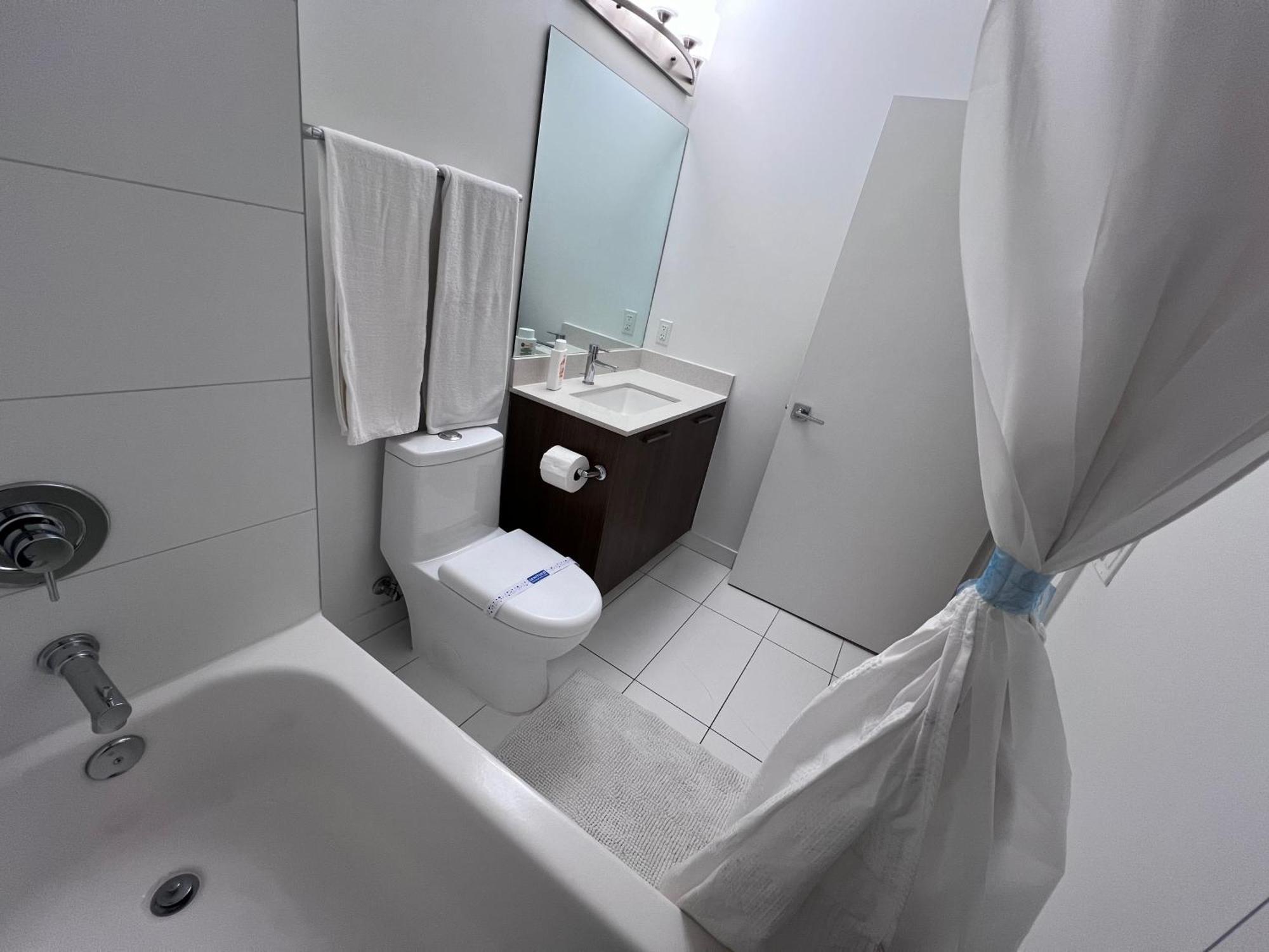 Master Bed Room In Calle Ocho Miami Buitenkant foto