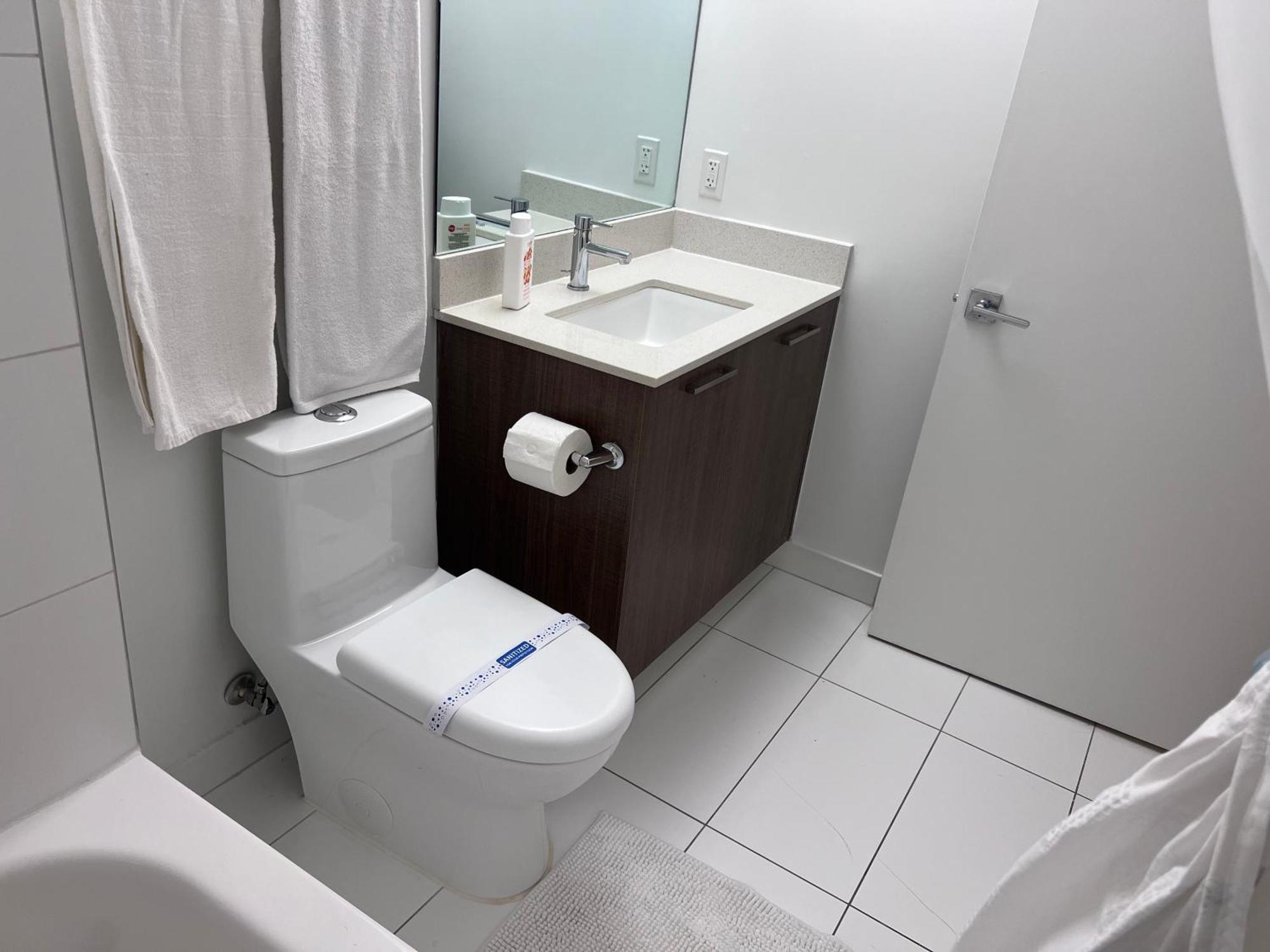 Master Bed Room In Calle Ocho Miami Buitenkant foto